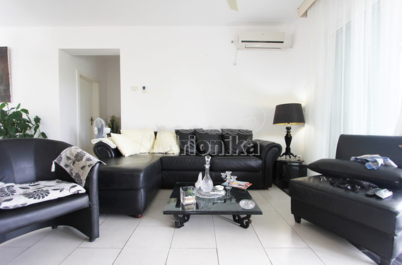 Дом с полем для гольфа и теннисным кортом - фото