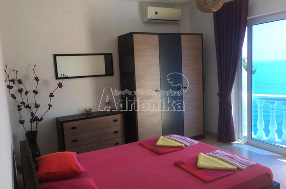 Дом с бассейном возле моря - фото