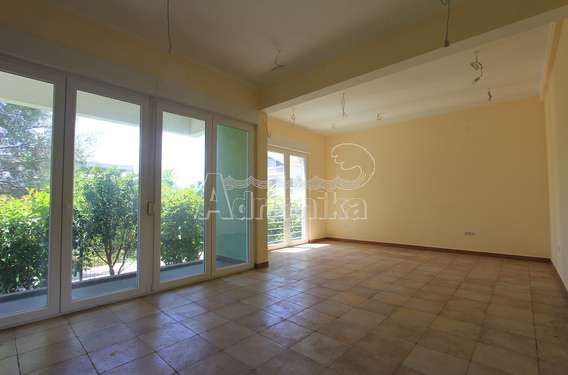 Квартира в Герцег-Нови без мебели в 100 м от моря - фото