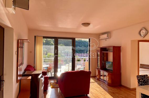 Квартира с двумя спальными комнатами в комплексе с бассейном - фото