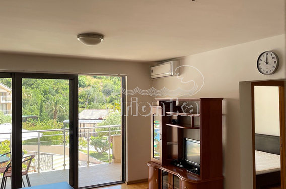 Квартира с двумя спальными комнатами в комплексе с бассейном - фото