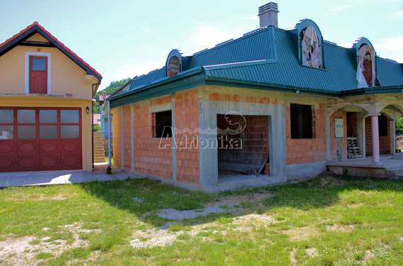 Продаётся дом с большим участком в Цетине - фото