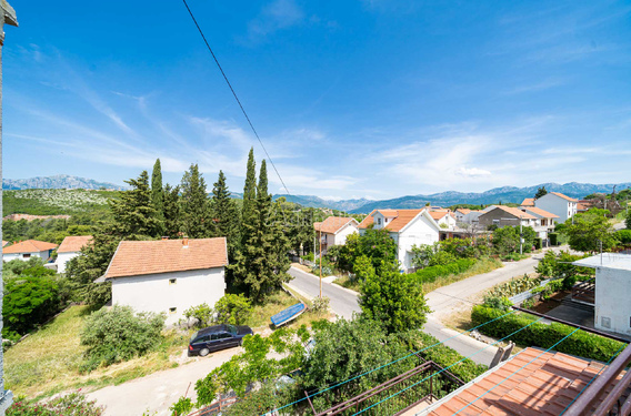 Трехэтажный дом в Радовичах - фото