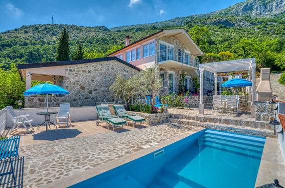 Многоквартирный дом с бассейном и феноменальным видом - фото