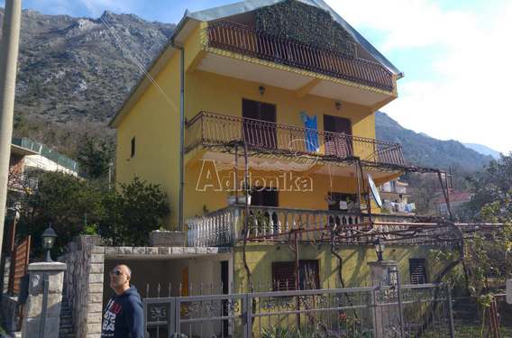 Трехэтажный дом в Моринье с большим двором - фото