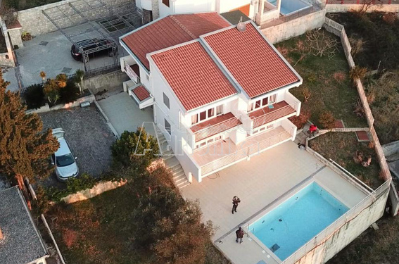 Двухэтажный дом с панорамным видом на море - фото