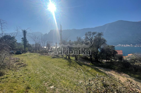 Урбанизированный участок в Прчань с видом на море - фото