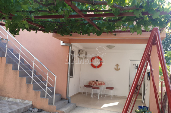 Таунхаус с 4 апартаментами в Сутоморе - фото