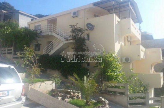 Большой дом с апартаментами и панорамным видом на море - фото