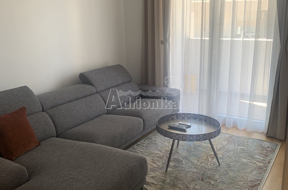 Меблированная двухкомнатная квартира в новом комплексе в Будве - фото