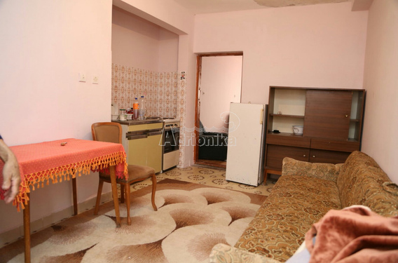 Дом с двориком и подъездным участком в Белиши - фото