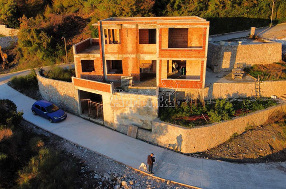 Недостроенный дом с бассейном недалеко от Будвы в тихом месте - фото