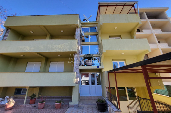 Дом с апартаментами в Сутоморе - фото