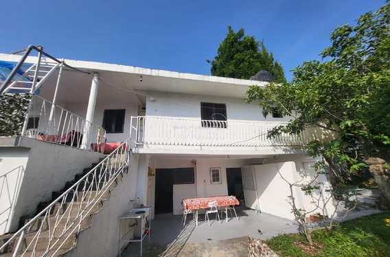 Дом на 5 спальных комнат, расположенный в очаровательном прибрежном городе Сутоморе - фото