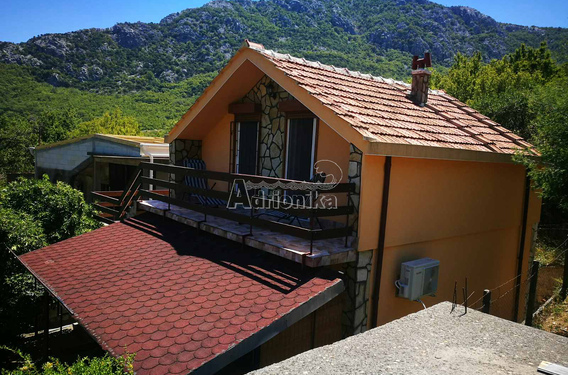 Дом с гаражом и просторной террасой в Джурмани - фото