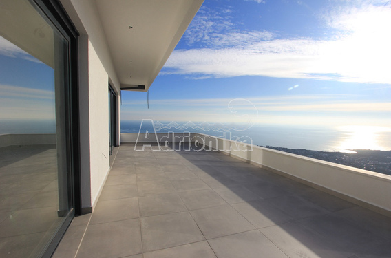 Двухэтажный дом с приватным бассейном и панорамным видом на море - фото