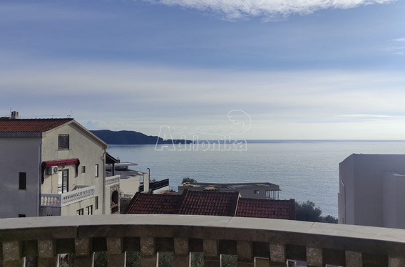 Квартира с одной спальной комнатой и панорамныим видом на море в Пржно - фото