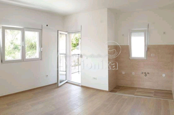 Просторная и светлая квартира в Игало - фото