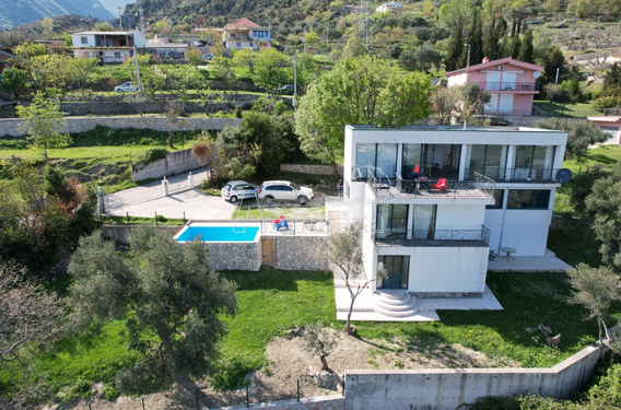 Трехэтажная вилла с бассейном и панорамным видом на море недалеко от Бара - фото