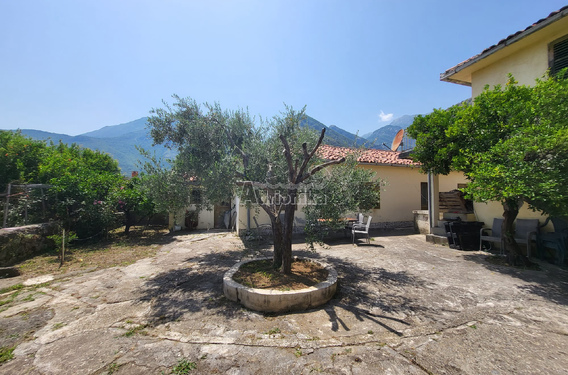 Дом с просторным участком в Старом Баре с видом на горы - фото