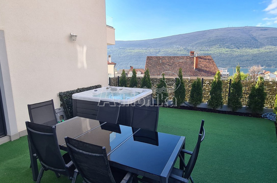 Хорошая квартира в Дженовичи с видом на море - фото