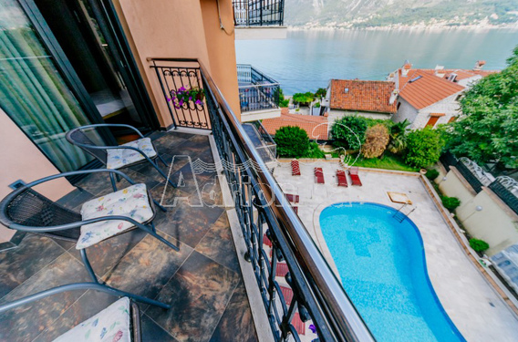 Трехкомнатная квартира в комплексе с бассейном в Доброте - фото