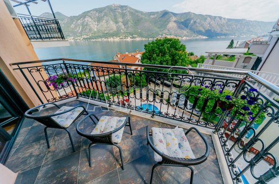 Квартира с двумя спальными комнатами недалеко от моря в Которе - фото