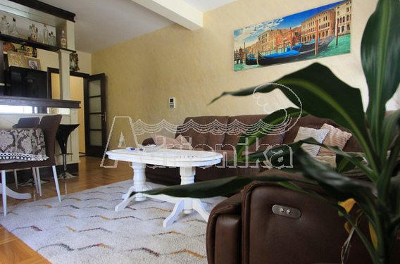 Меблированная квартира с тремя спальнями в Будве - фото