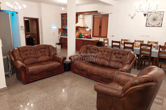 Дом в Каменари, всего в 30 м от моря - фото