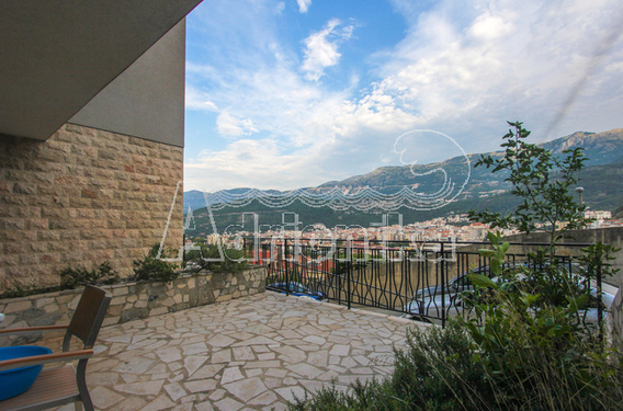 Двухкомнатная квартира в Будве с террасой во дворе - фото