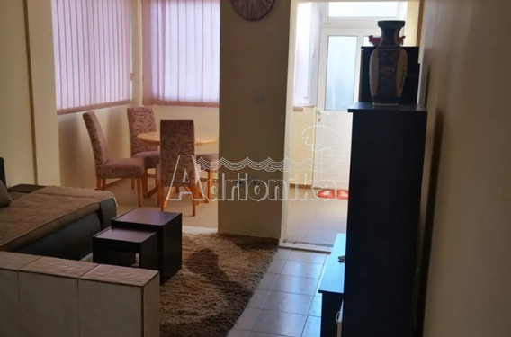 Квартира с одной спальной комнатой в Будве со своим двором - фото