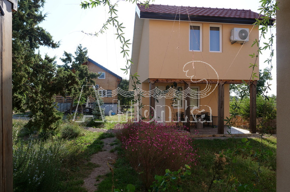 Продаются дома в Загоре на большом участке с бассейном - фото