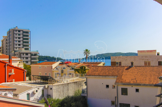 Потрясающая квартира на берегу моря в Рафаиловичи - фото