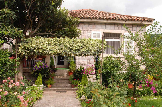 Дом на первой линии от моря в Герцег-Нови - фото