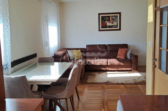 Продажа недвижимости, состоящей из двух домов в Цетинье - фото