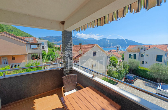 Трехкомнатная квартира с видом на море в Тивате - фото