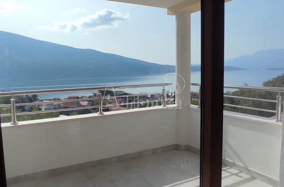 Двухуровневая квартира с потрясающим видом на море - фото