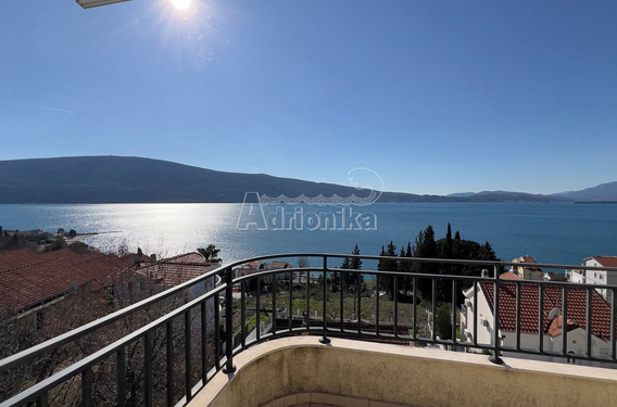 Продажа квартир в Герцег-Нови с видом на море - фото