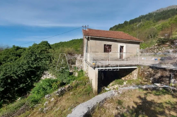 Этот домик площадью 72 кв.м расположен в живописном Добрском Селе и окружен просторным участком - фото