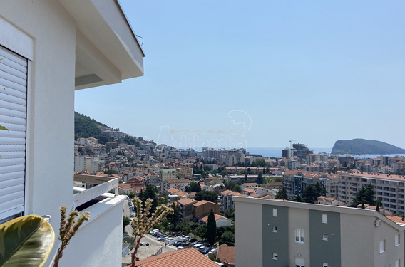 Квартира с двумя спальными комнатами и видом на море в Будве - фото