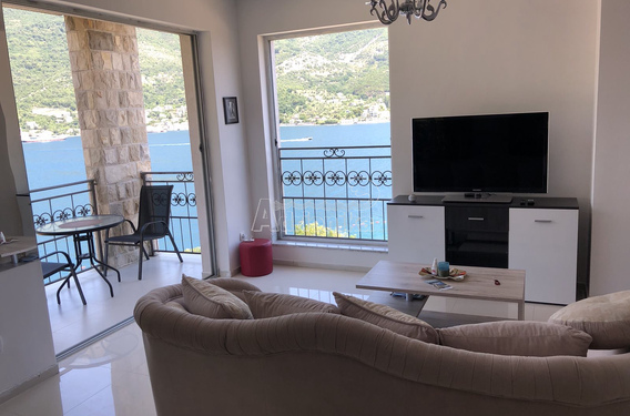 Квартира с видом на море площадью 87м2 с двумя спальными комнатами в Лепетани, Тиват - фото