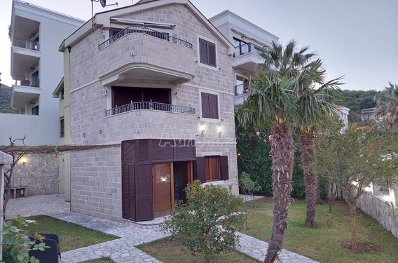 Дом площадью 250м2 в 40 метрах от моря - фото