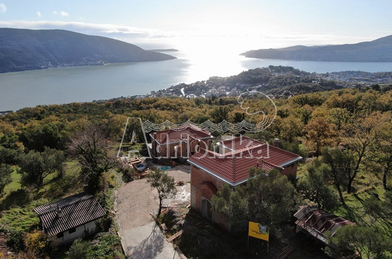 Урбанизированный участок под постройку двух вилл в Требесине, Херцег Нови - фото