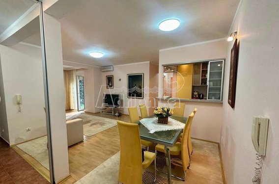 Квартира 80 м? с двумя спальными комнатами в Будве с участком - фото