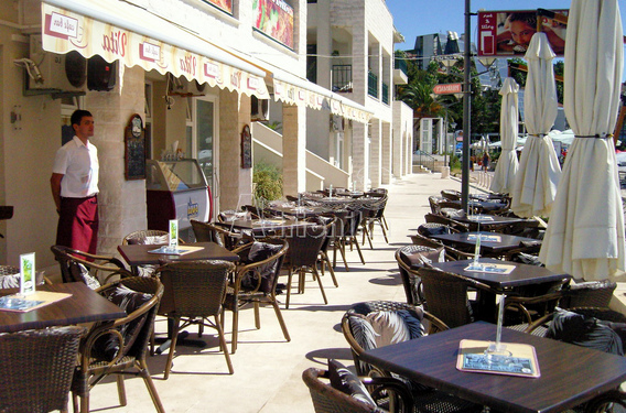 Кафе с террасой на первой линии в Херцег Нови - фото