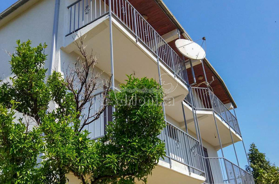 Дом с тремя квартирами в около Старого Бара - фото