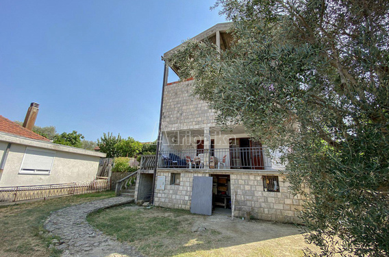 Дом в городской черте, Бар - фото