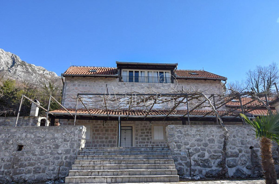 Каменная вилла с бассейном и шикарным видом на море в Моринь - фото