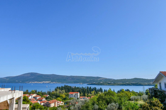 Дом с прекрасным видом на Тиватский залив, Тиват - фото
