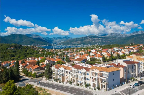 Новая двухкомнатная квартира с садом в Lustica Bay - фото